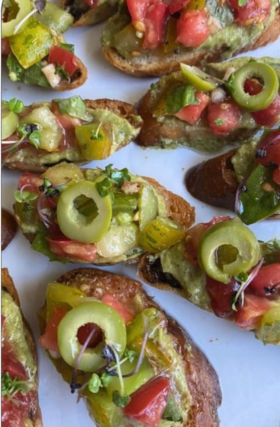 Heirloom Tomato Bruschetta w Zucchini Pesto